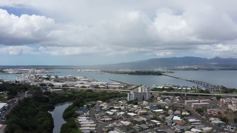 Toma-Aérea-Súper-Ancha-De-Pearl-Harbor-Con-El-Monumento-Conmemorativo-De-Uss-Arizona-En-El-Fondo-En-La-Isla-De-O&#39;ahu,-Hawaii