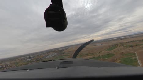 cessna 182 aterrizando en el aeropuerto metropolitano de colorado rocky mountain en denver