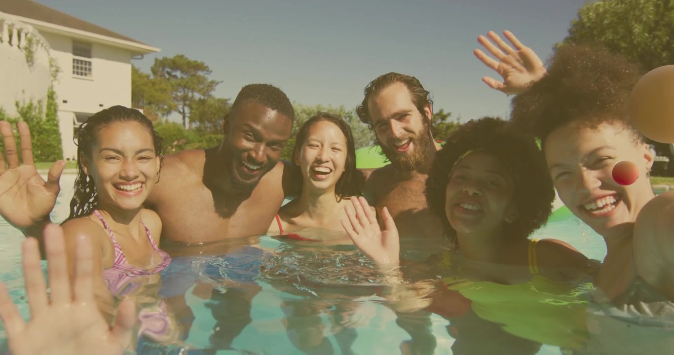 Cinque amici in piscina per marketing, che generano bolle emoji che salgono e fluttuano sopra di loro, salutando.