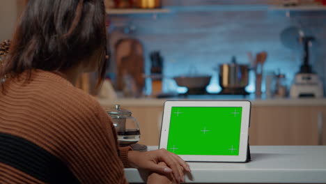 mujer festiva mirando la pantalla verde en la tableta