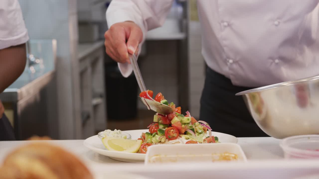hombre caucásico cocinando en la cocina