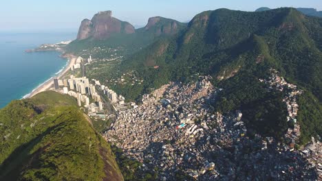 巴西的rio de janeiro (里约热内卢) 沿海城市的空中无人机拍摄