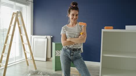 Portrait-video-of-young-woman-ready-to-paint-a-room.