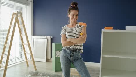 Video-De-Retrato-De-Una-Mujer-Joven-Lista-Para-Pintar-Una-Habitación.