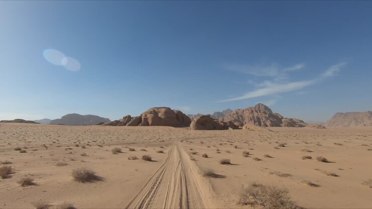 Guida nel deserto dal punto di vista del conducente e paesaggio del Wadi Rum, Giordania