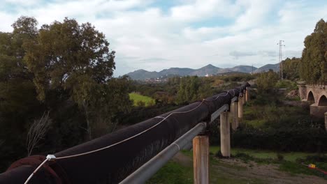 Tuberías-De-Agua-Que-Transportan-Agua-De-La-Presa-En-El-Sur-De-Cerdeña,-Italia,-Cierre-Aéreo