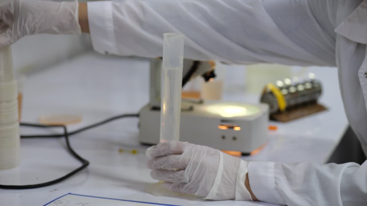 실험실의 과학자가 소금 새우와 함께 수산 농업  ⁇ 크에서 물을 분석하고 있습니다.