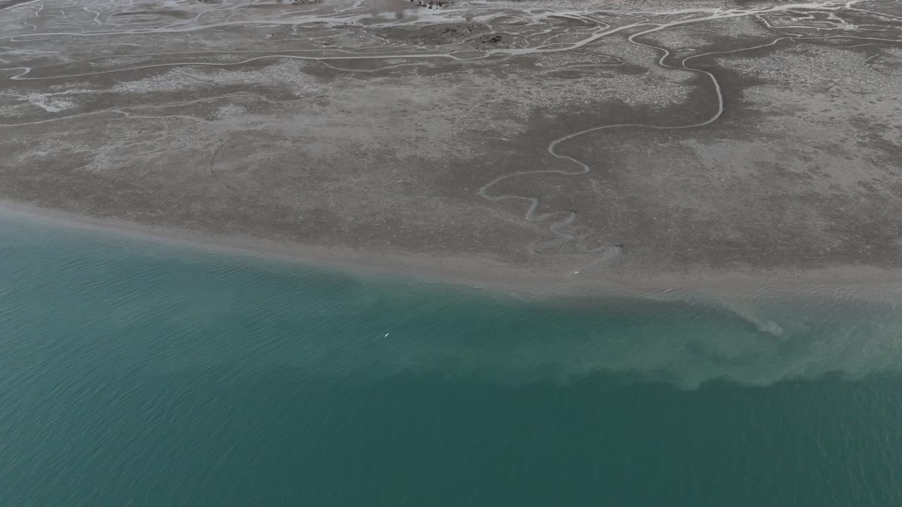 Gullfarget lys over havvann i Bijagós-øyene, Guinea Bissau, Afrika – flyfoto
