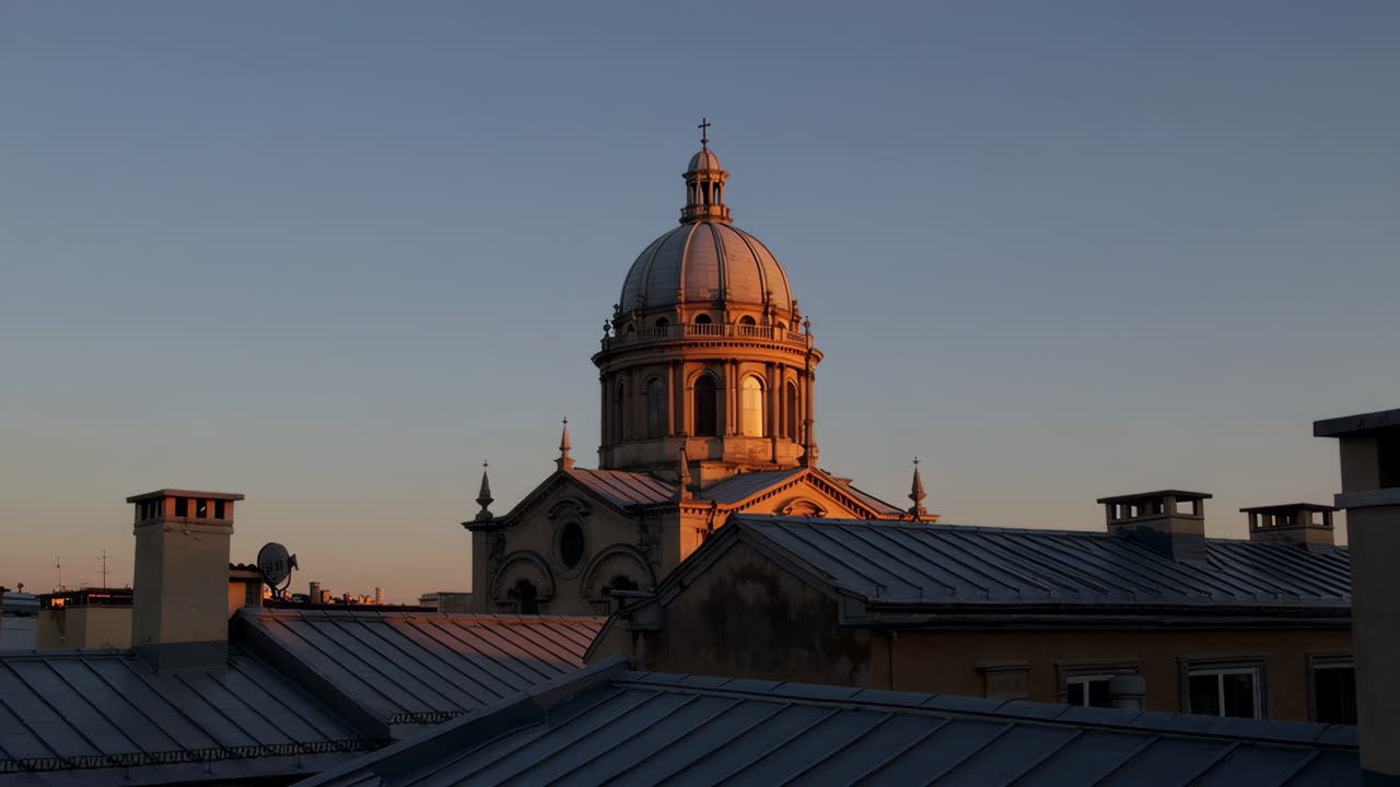 Solopgang over en historisk kirke i en by