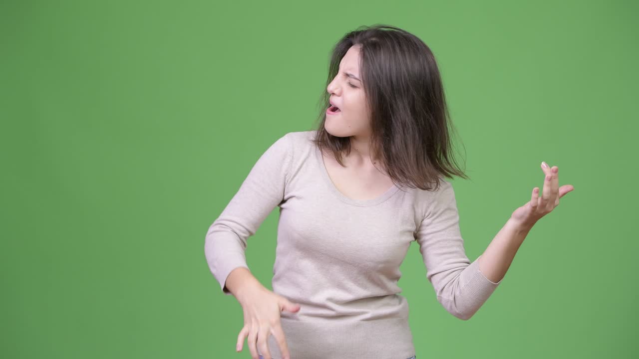 에어 기타를 연주하는 행복한 아름다운 젊은 여성