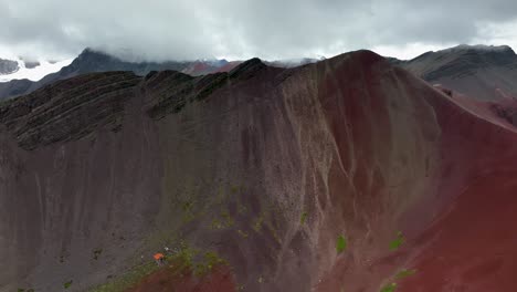 Luftdrohnenansicht-Des-Rainbow-Mountain,-Vinicunca,-Region-Cusco,-Peru