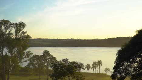 Sonnenuntergang-über-Dem-Paraná-Fluss-In-Südamerika