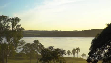 puesta de sol sobre el río paraná en américa del sur