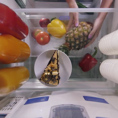 timelapse: descargar productos a un refrigerador vacío