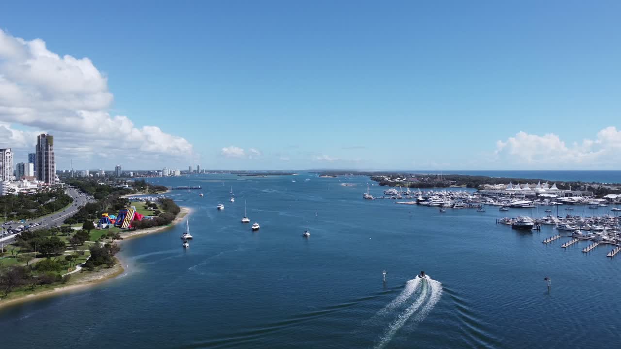 보트로 가득한 만 상공을 비행하는 드론