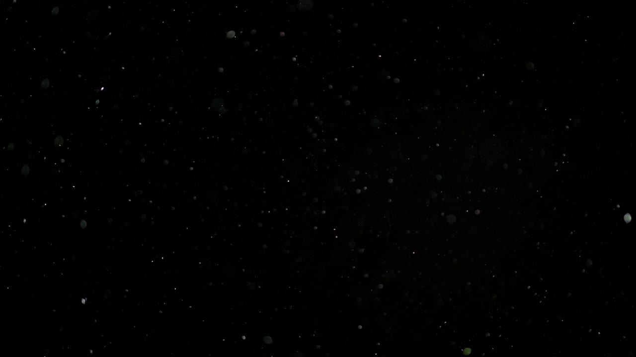 검은 바탕에 느린 동작의 눈