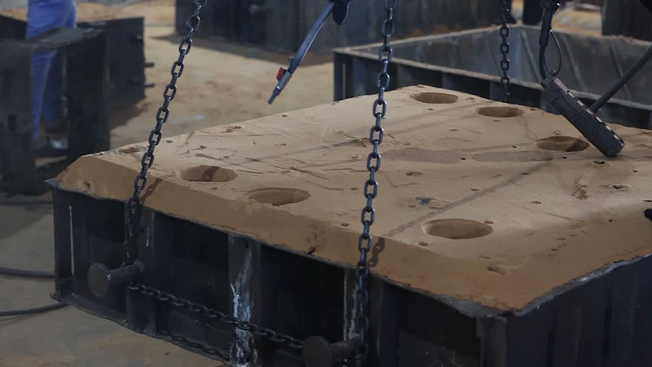 el primer concepto de seguridad, la luz de la alta temperatura de hierro metal fundido vertido en molde de arena verde, proceso de fundición para la fabricación de productos fundidos para automóviles y eléctricos, metalurgia industrial