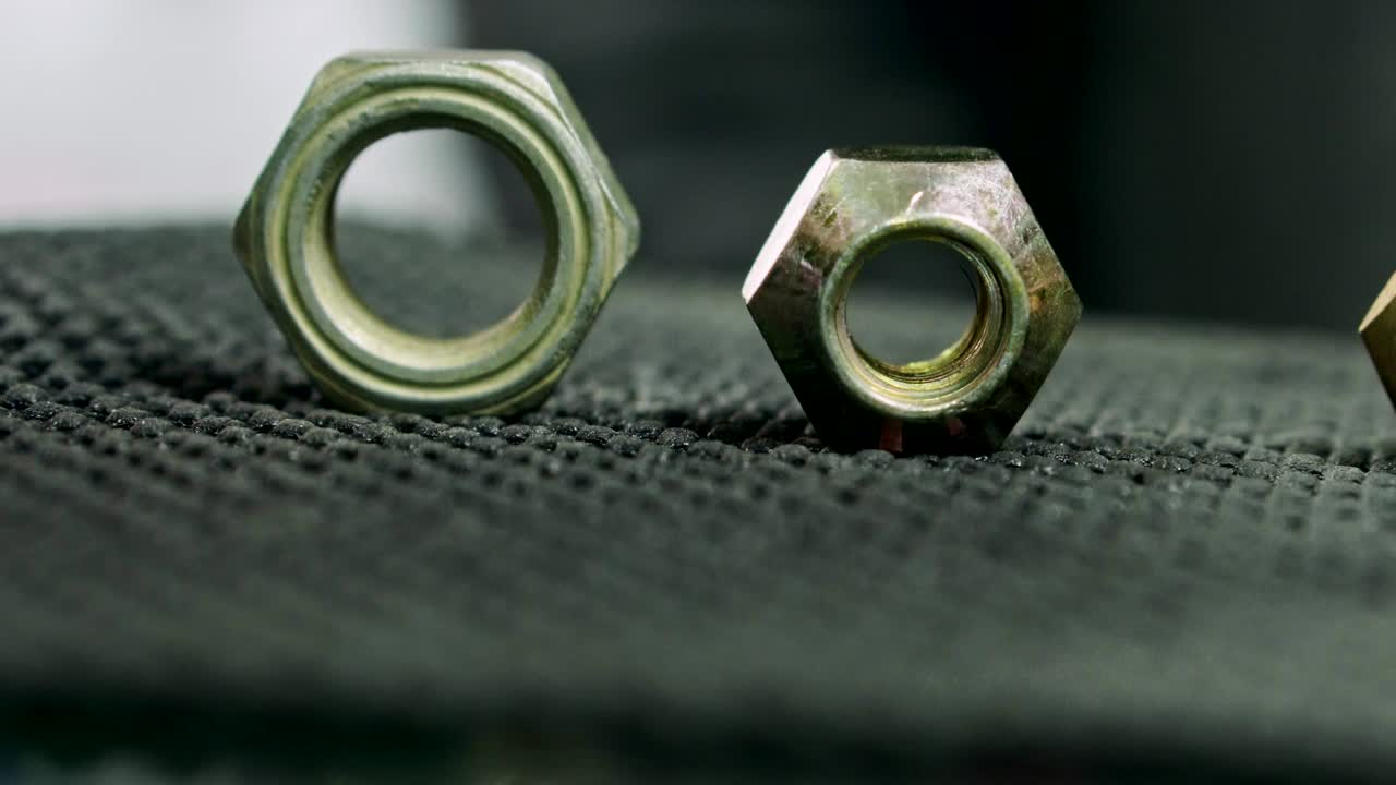 자동차 부품을 위한 다양한 견과류 클로즈업