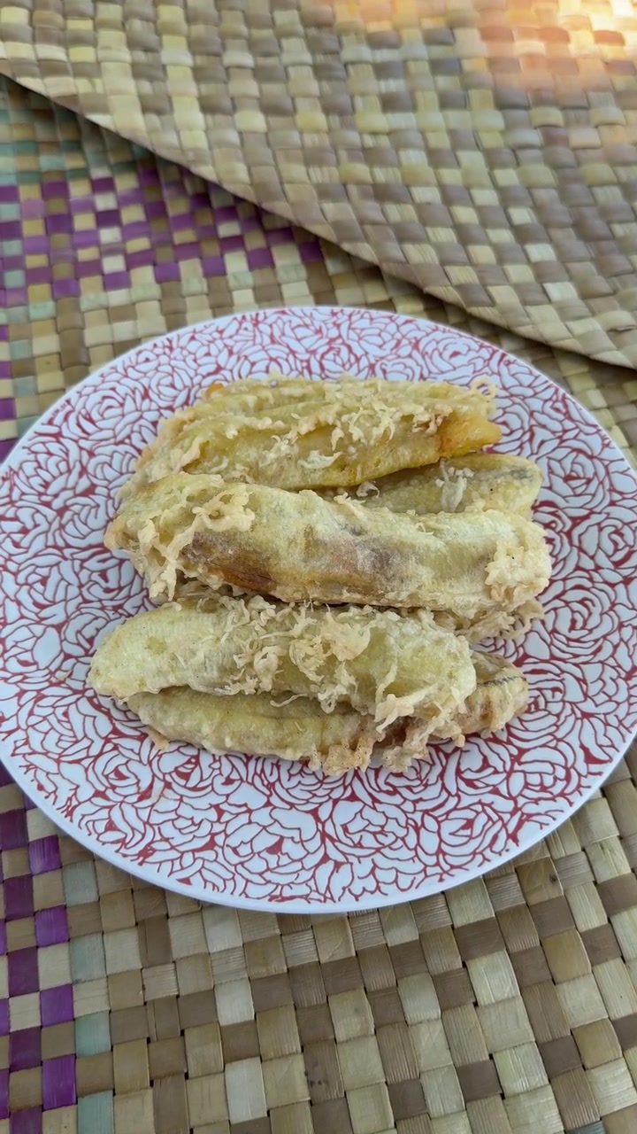 Frittelle di banana fritte servite su un piatto decorativo