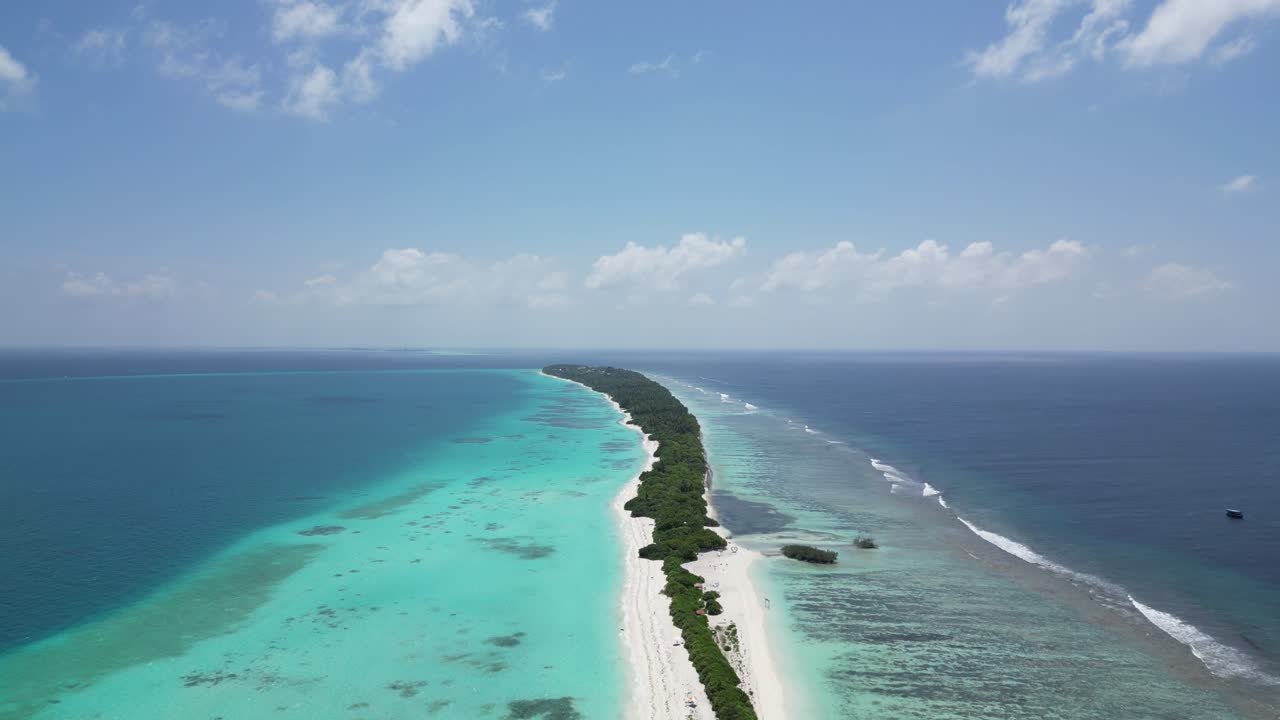 Laguna insulare azzurra e spiaggia tropicale paradisiaca a Dhigurah, Maldive
