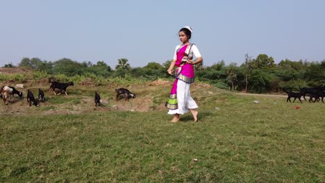 una bailarina de bharatnatyam que muestra una pose clásica de bharatnatyam en la naturaleza del lago vadatalav, pavagadh