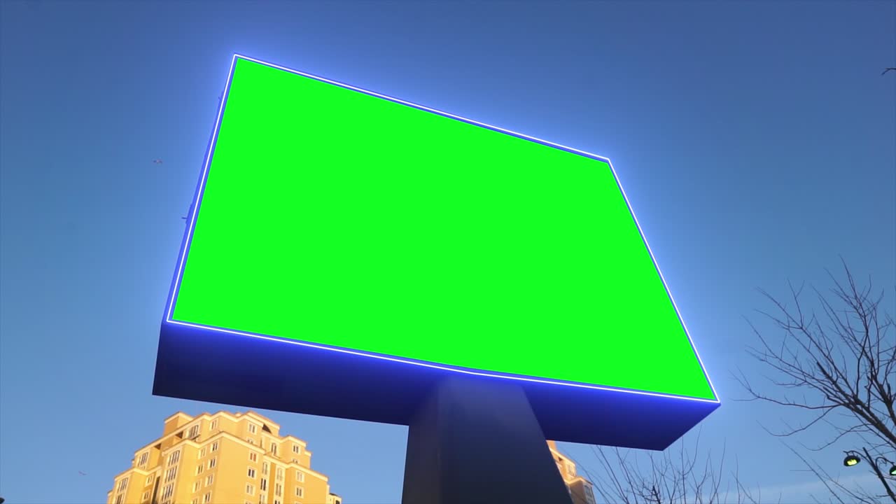 cartel de pantalla verde en la vida urbana, la ciudad. panel de publicidad en blanco, banner para el marketing. clave de croma signo vacío.