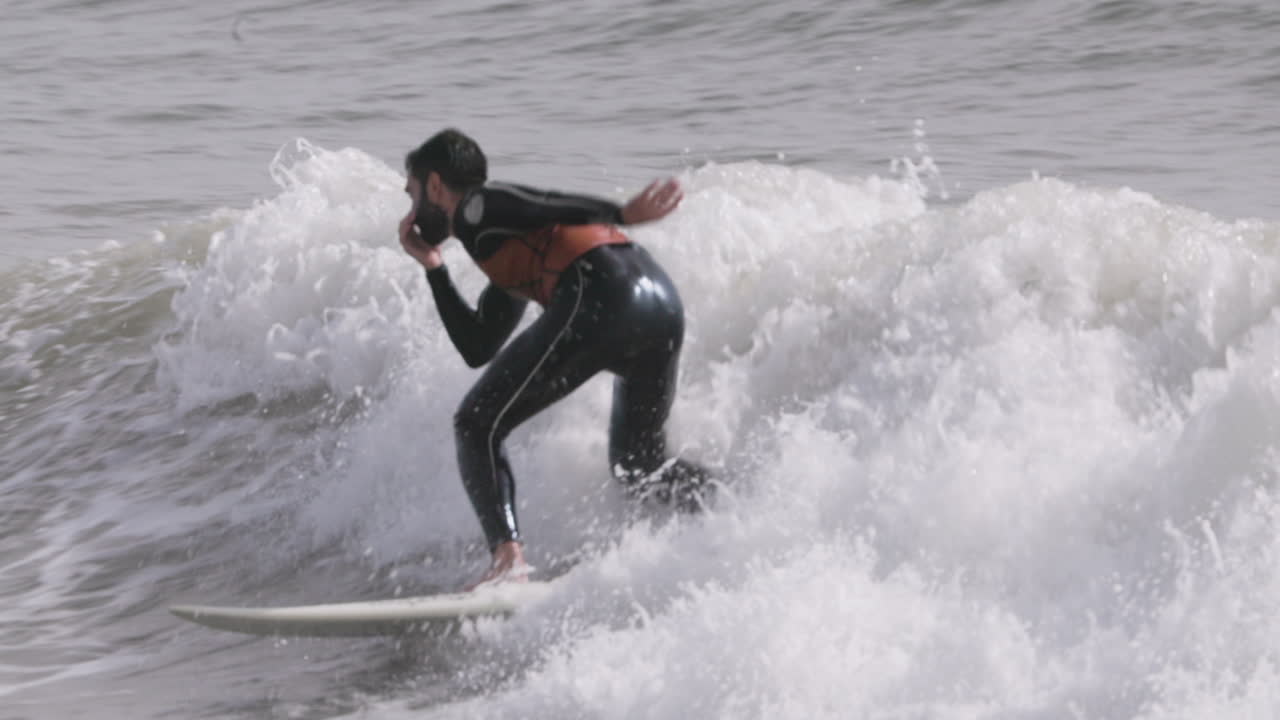 남성 서퍼 가 파도 를 타고 있다