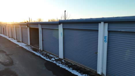 Self-Storage-Einheiten-Mit-Schnee-Während-Der-Goldenen-Stunde-Wintersonnenuntergang