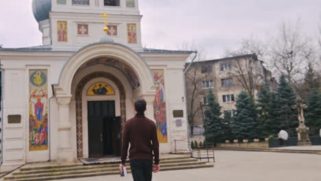 hombre entrando en una iglesia