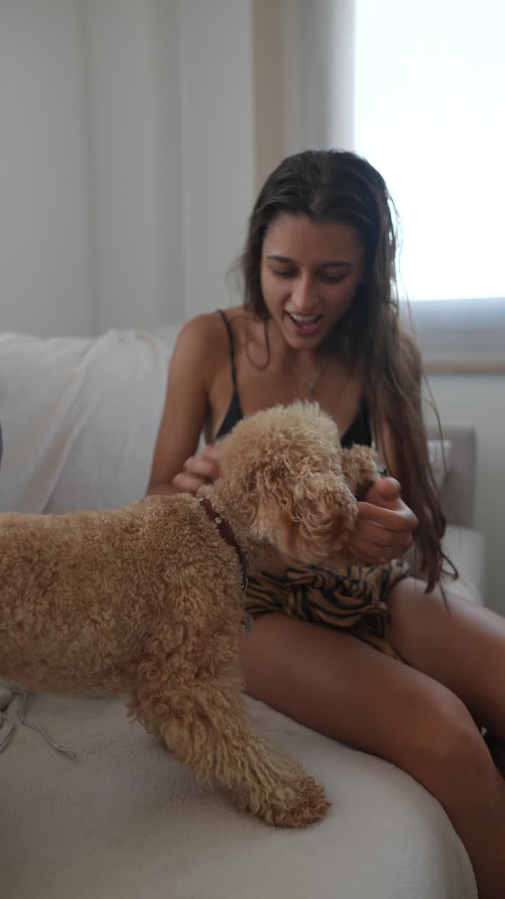 소파에 있는 여자와 개