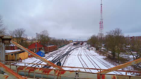 Osteuropäische-Industriestadt-Mit-Eisenbahnschienen-Im-Schnee