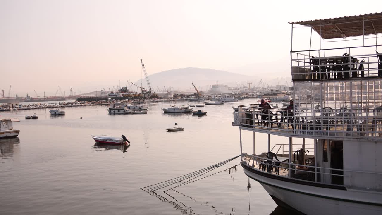 restaurante de barco y cafetería en un pintoresco puerto con montañas en la distancia en la ciudad costera de la mina en trípoli, norte del líbano