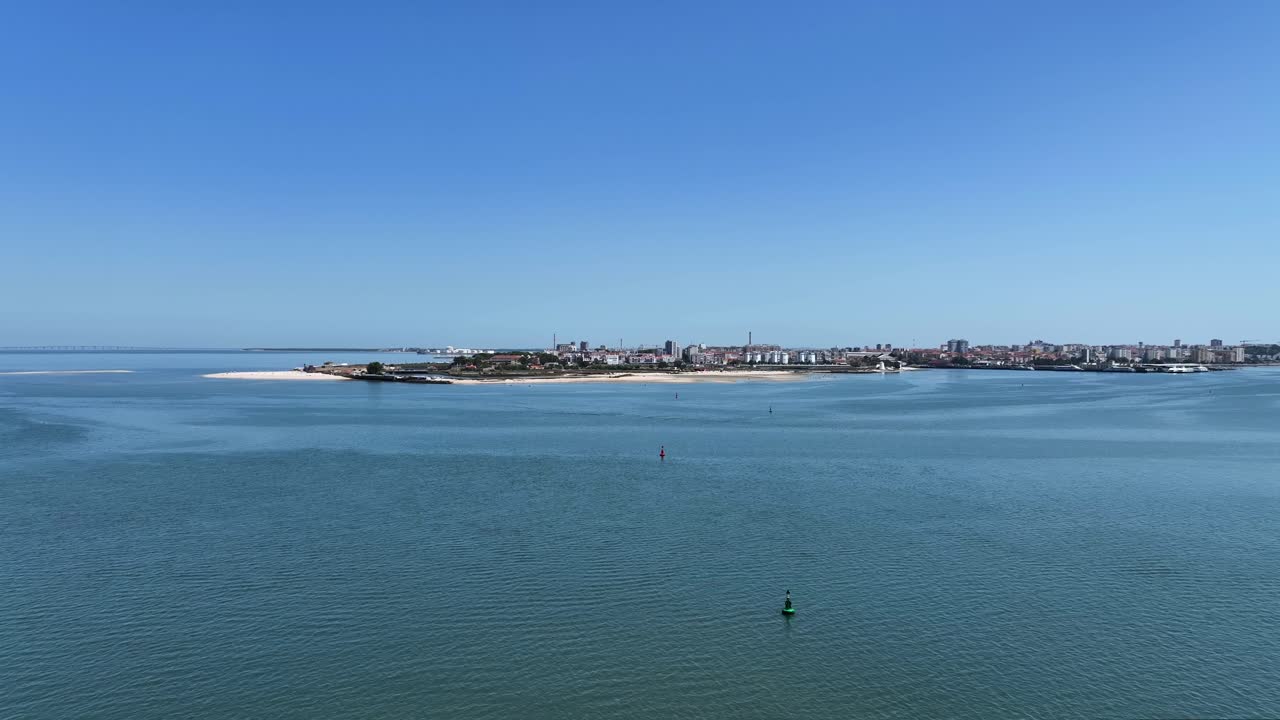 un drone volando sobre el agua desde seixal hasta barreiro.