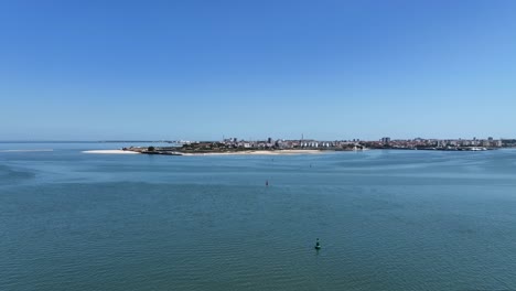 un drone volando sobre el agua desde seixal hasta barreiro.