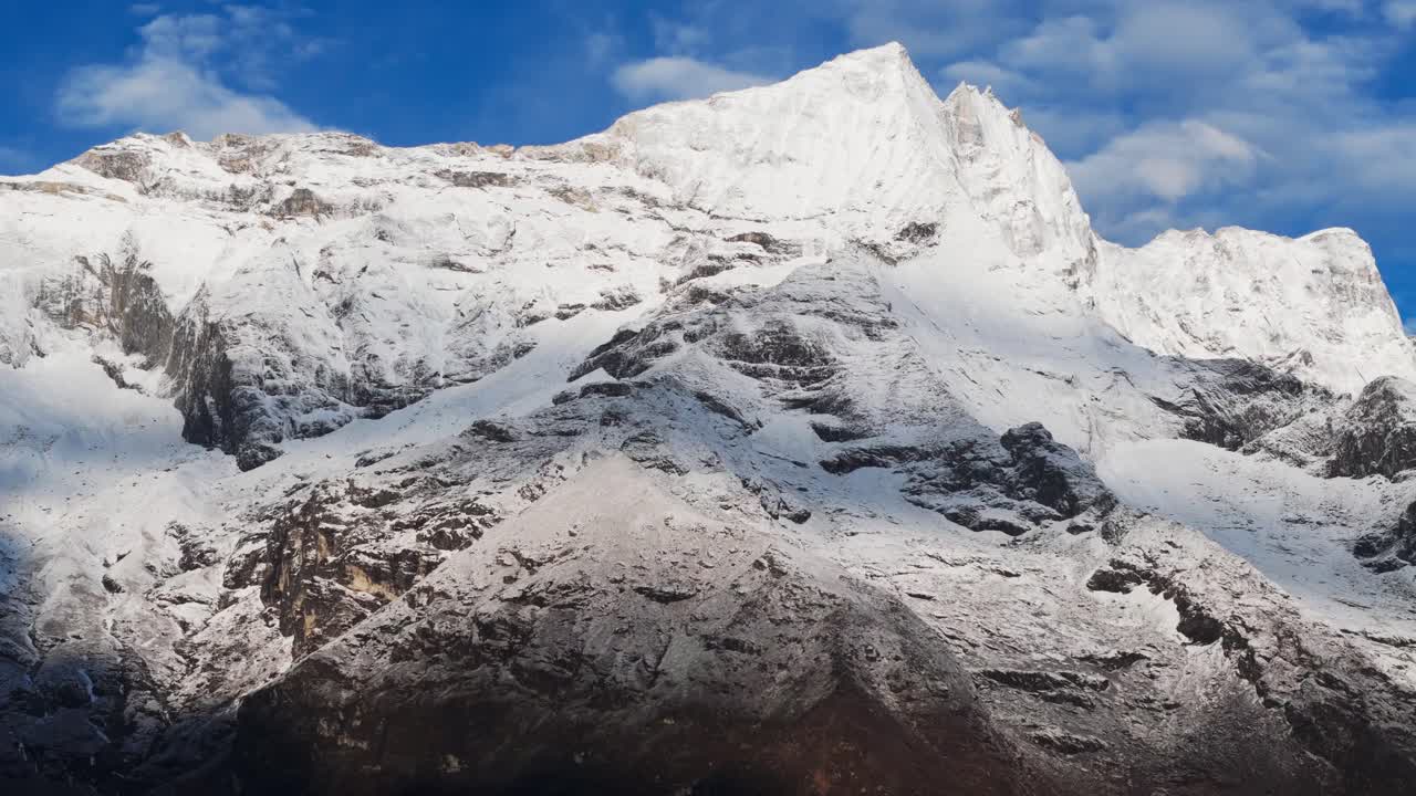 Towering Himalayan mountains frame the Everest Base Camp trekking route in Nepal, where trekkers experience breathtaking vistas of the world’s highest peaks along their high-altitude journey.