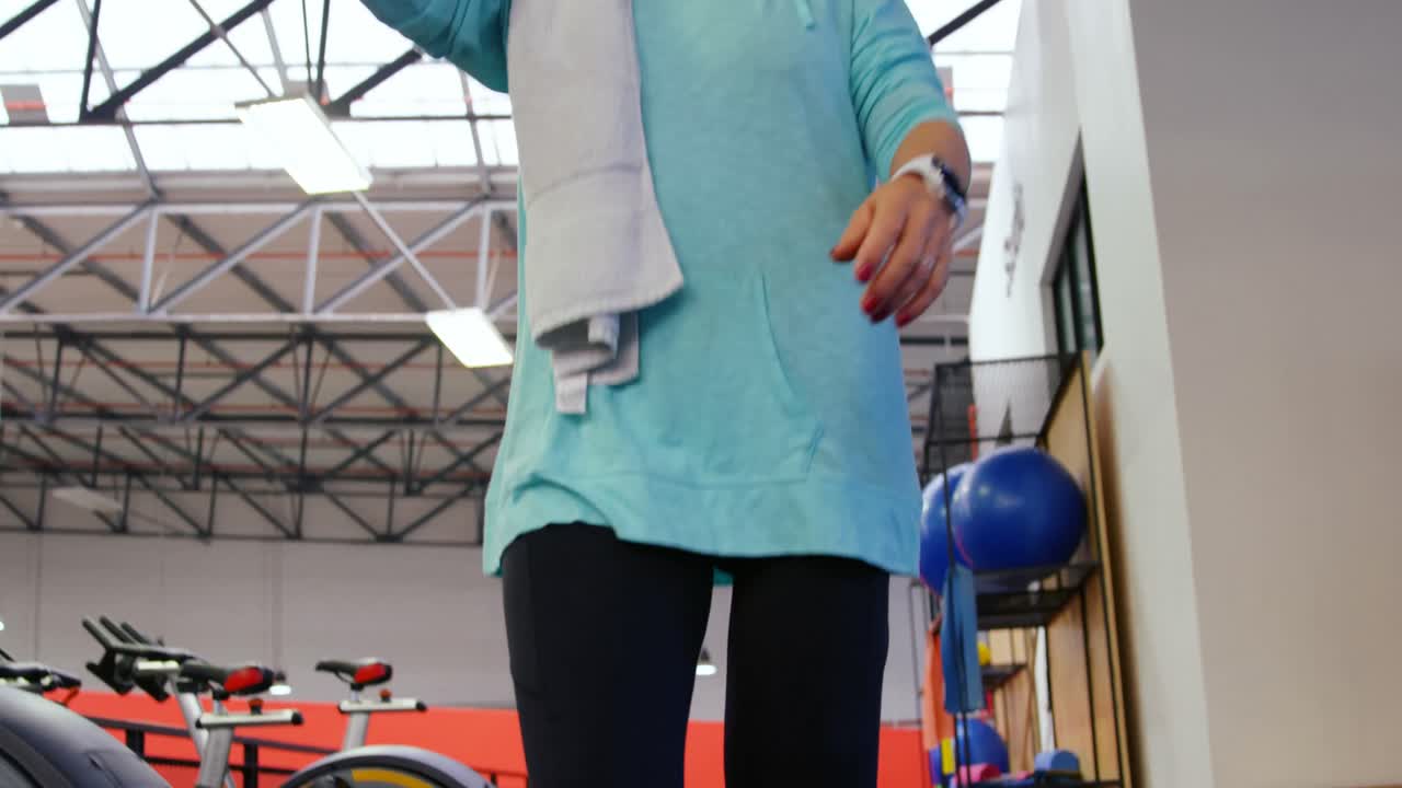 mujer mayor bebiendo agua mientras camina 4 km