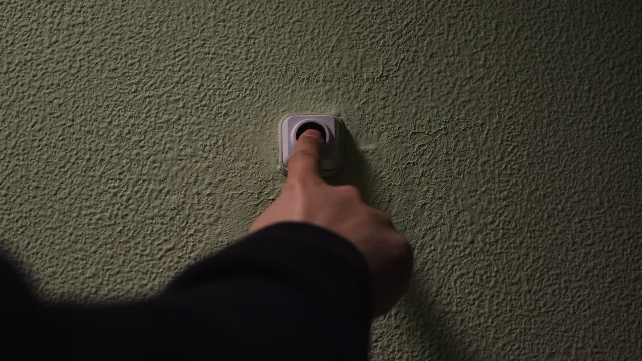 손가락으로 종을 누르는 버튼