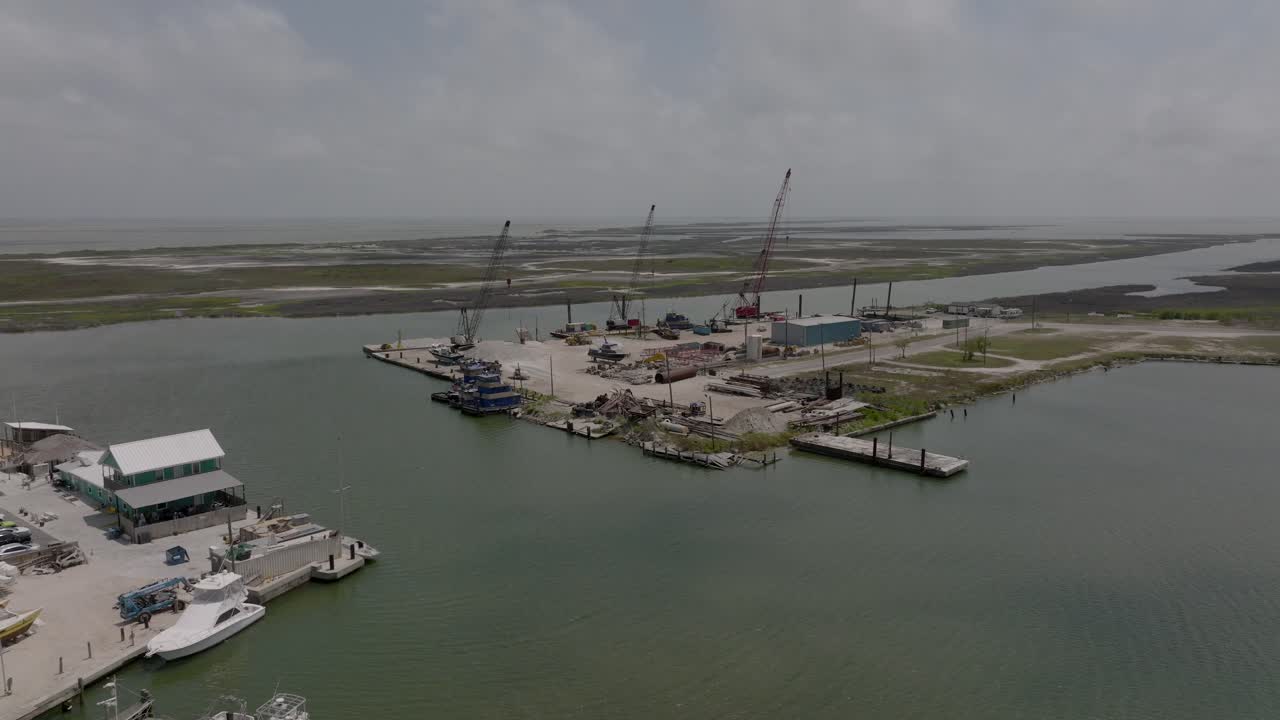 vista aérea del puerto deportivo de cove y astillero en rockport, texas en 4k