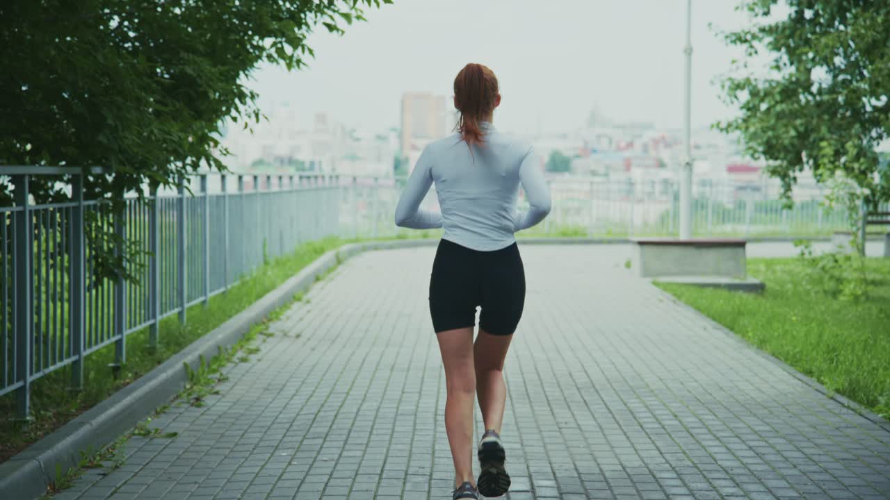 Mujer corriendo en el parque