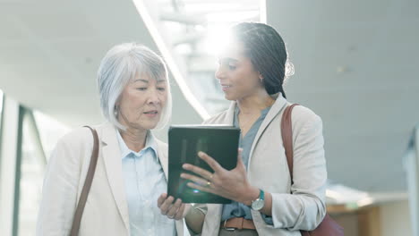 ビジネスチーム,タブレット,女性の会話