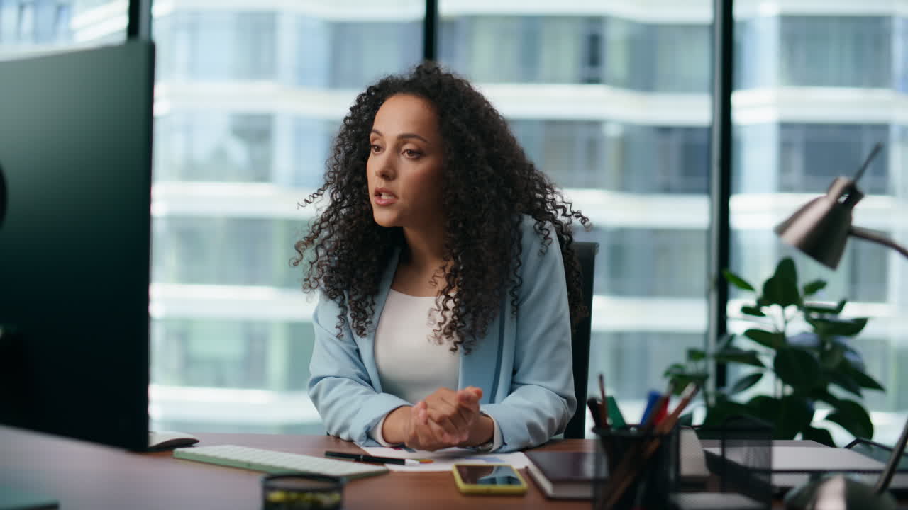 direttore esecutivo che riferisce online usando il computer close-up. video di ragazza che parla