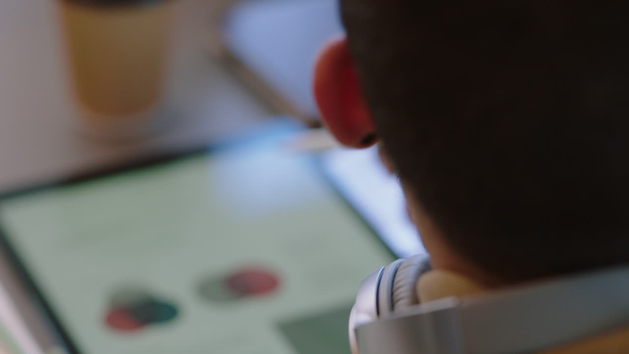 hombres de negocios con las manos usando una tableta viendo un proyecto en la pantalla navegando por documentos corporativos en línea en la sala de juntas de la oficina reuniéndose de cerca con un lápiz
