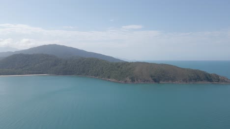 Vista-Aérea-De-La-Selva-Tropical-Y-Las-Playas-En-El-Parque-Nacional-Daintree,-Queensland,-Australia---Disparo-De-Drones