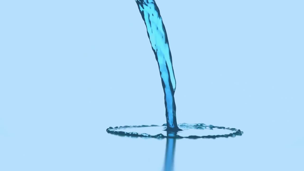 파란색 바탕에  ⁇ 는 반응물 위에 파란색 원과 삼각형의 애니메이션