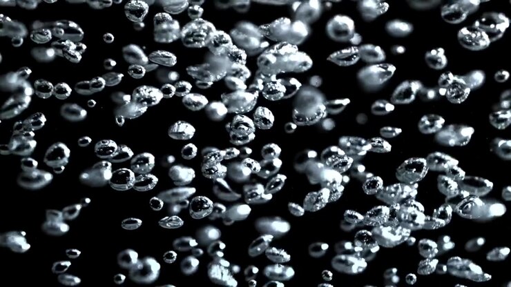 Numerose bolle d'aria trasparenti che fluttuano su sfondo nero