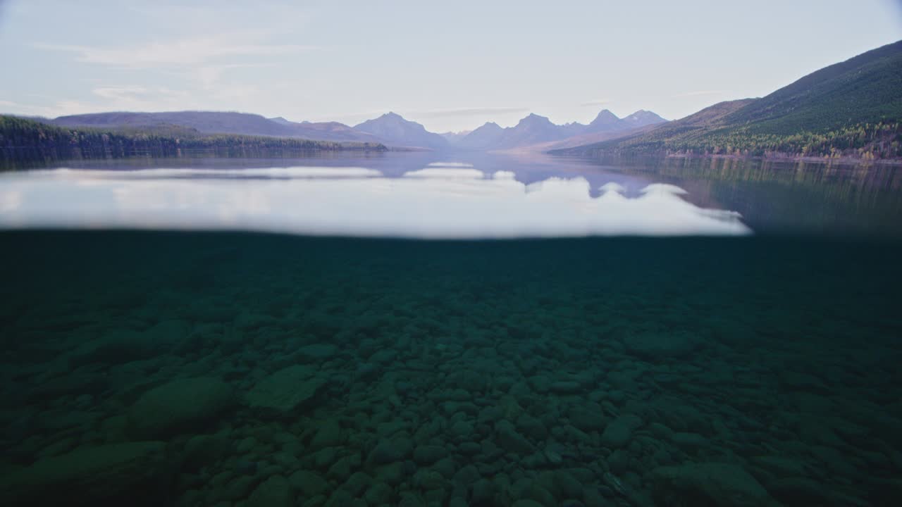 몬태나의 호수를 가로질러 보이는 가을 풍경의 수중과 수면의 모습