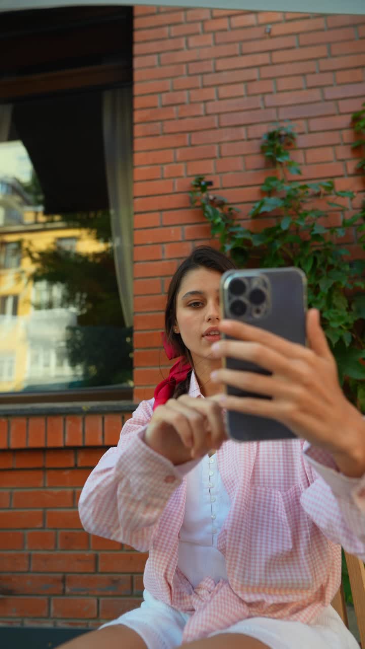 mujer tomando una selfie al aire libre