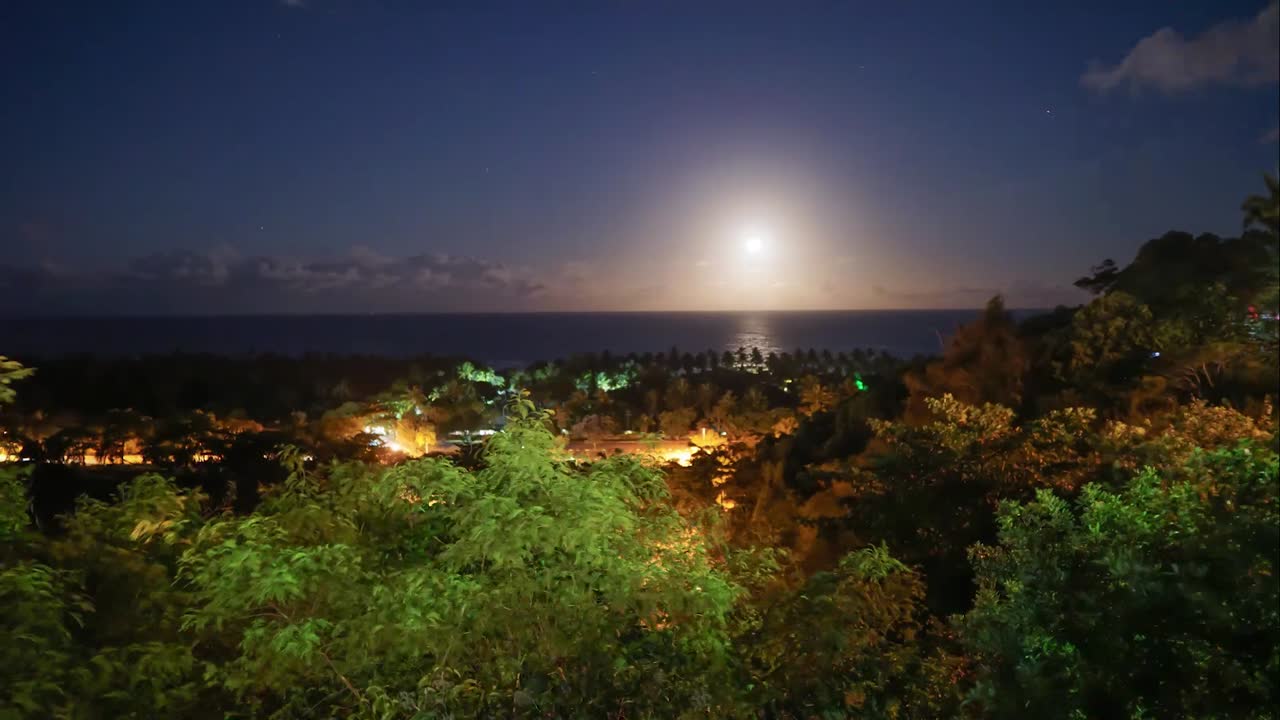 Cena da vida noturna em Arraial D'Ajuda, Bahia, Brasil: Time-lapse da lua cheia em 25 de setembro de 2018.