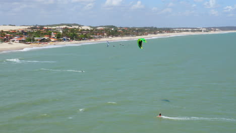 vista aérea de personas practicando el kite surf, cumbuco, ceara, brasil
