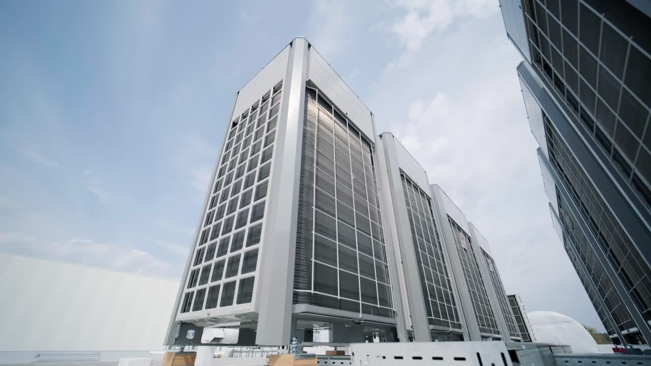 el sistema de aire acondicionado y ventilación de una gran instalación industrial se encuentra en el techo. incluye un aire acondicionado, escape de humo y ventilación.